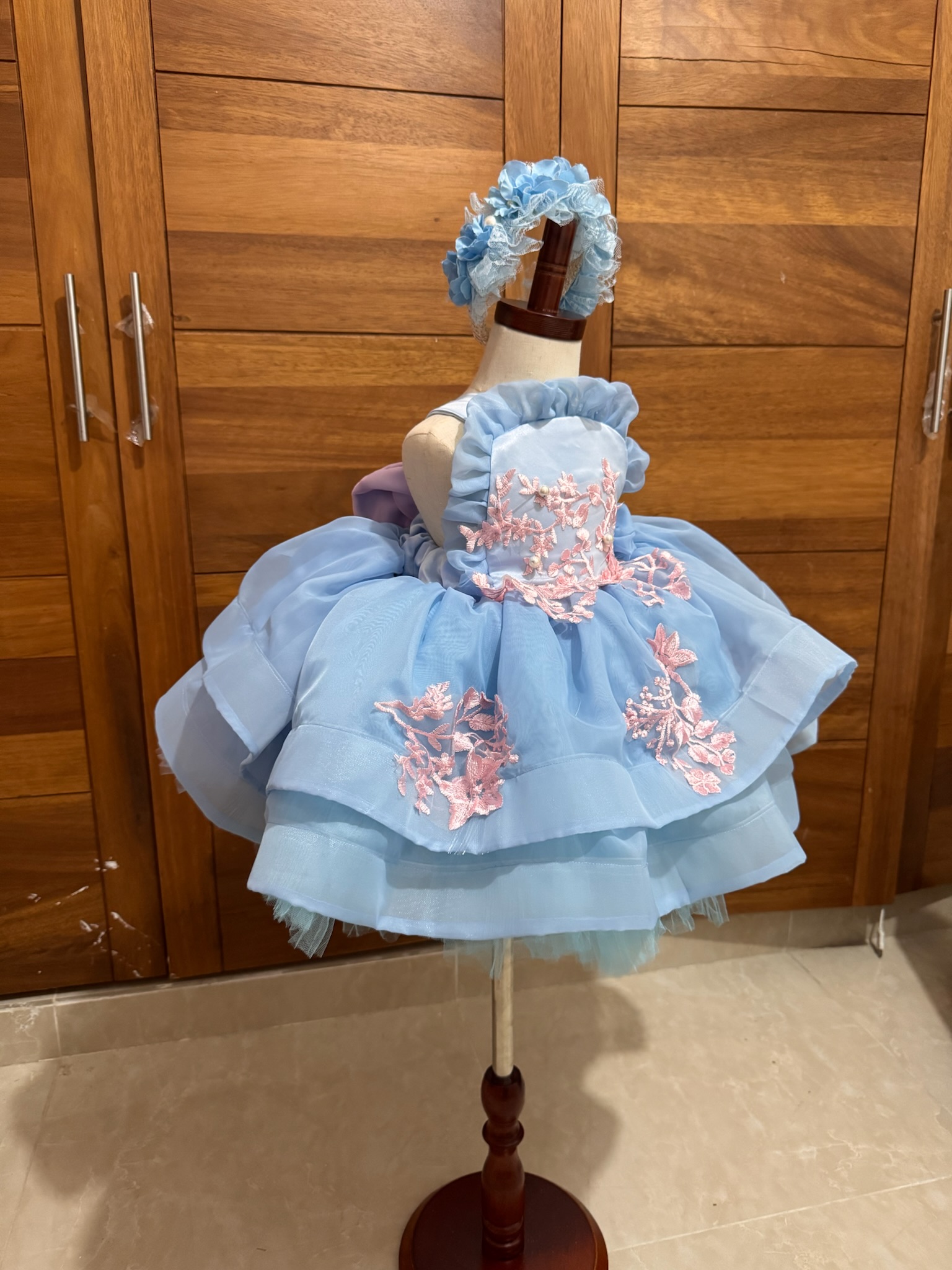 Vestido azul con Rosa Amalia