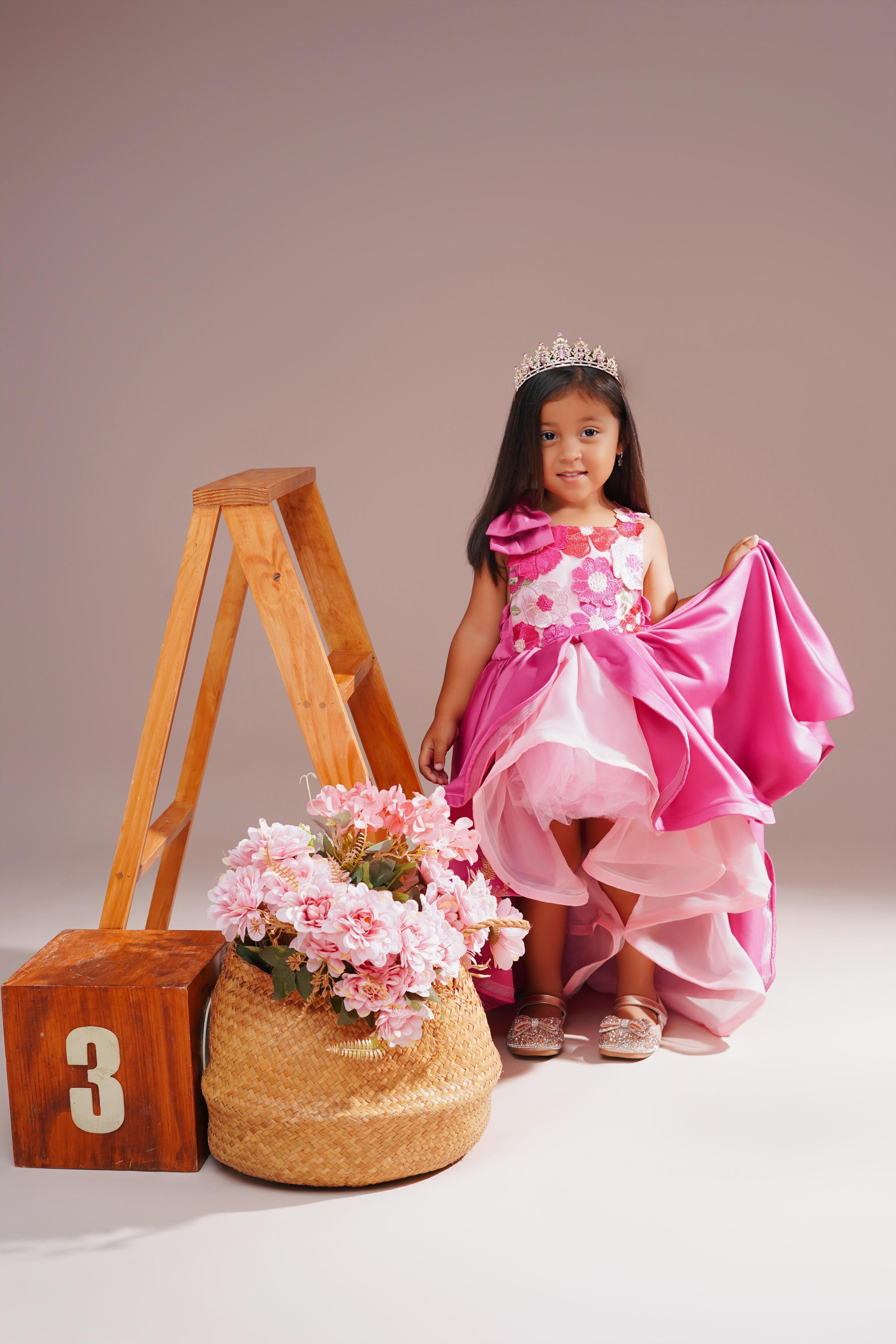 Vestido fucsia cola y rosas Cin-1/3