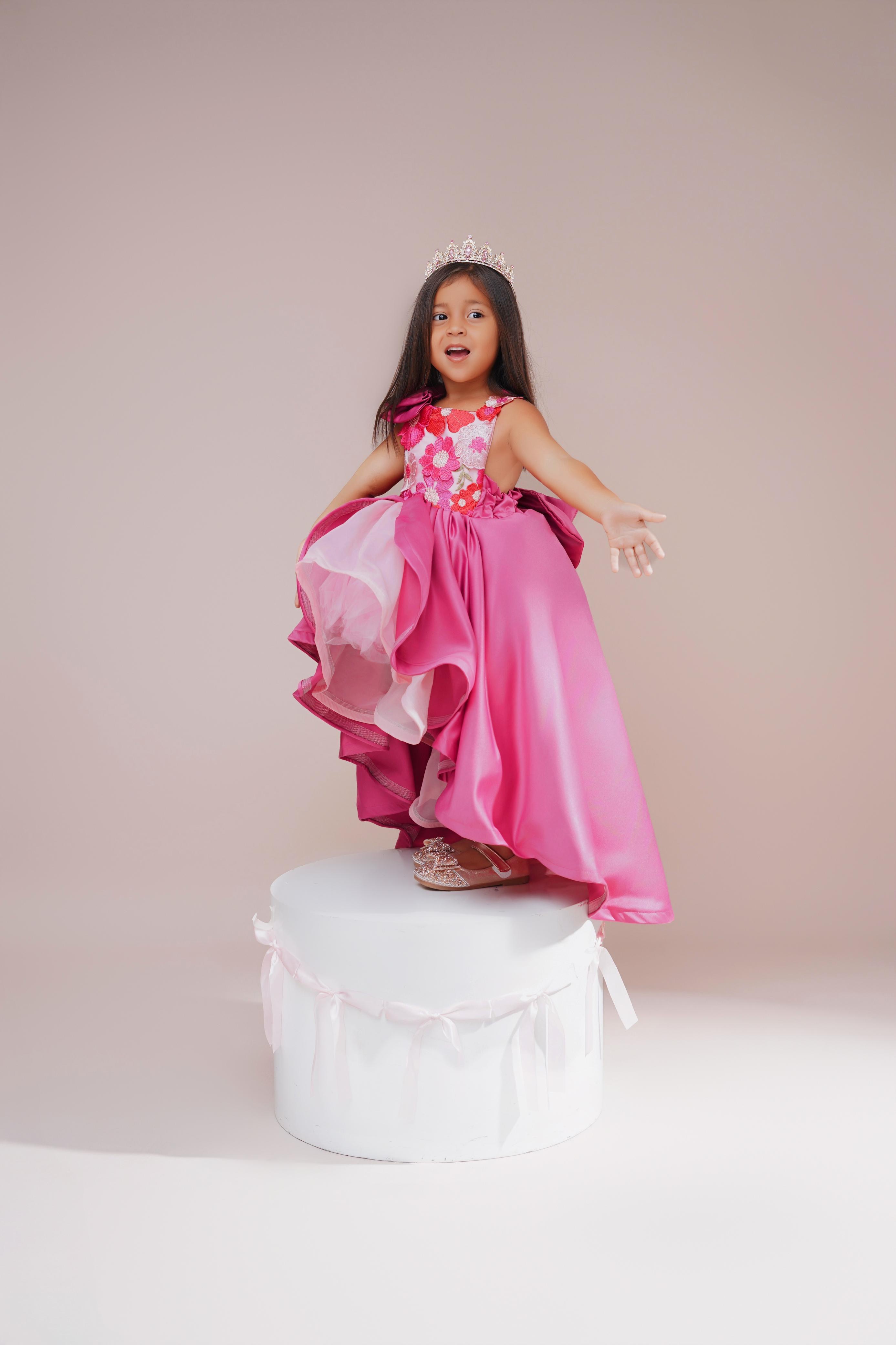 Vestido fucsia cola y rosas Cin-1/3