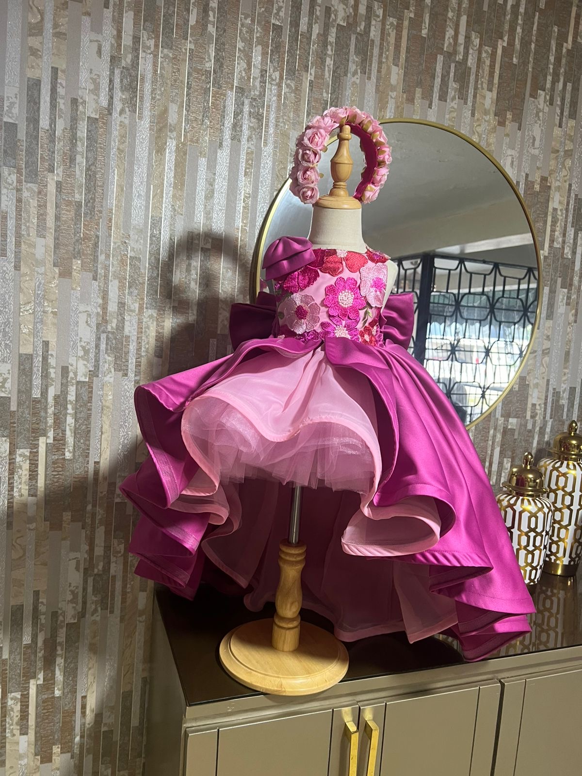 Vestido fucsia cola y rosas Cin-1/3